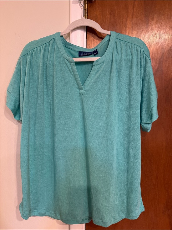 d&co Tops - D&Co. aqua split-neck short sleeve blouse